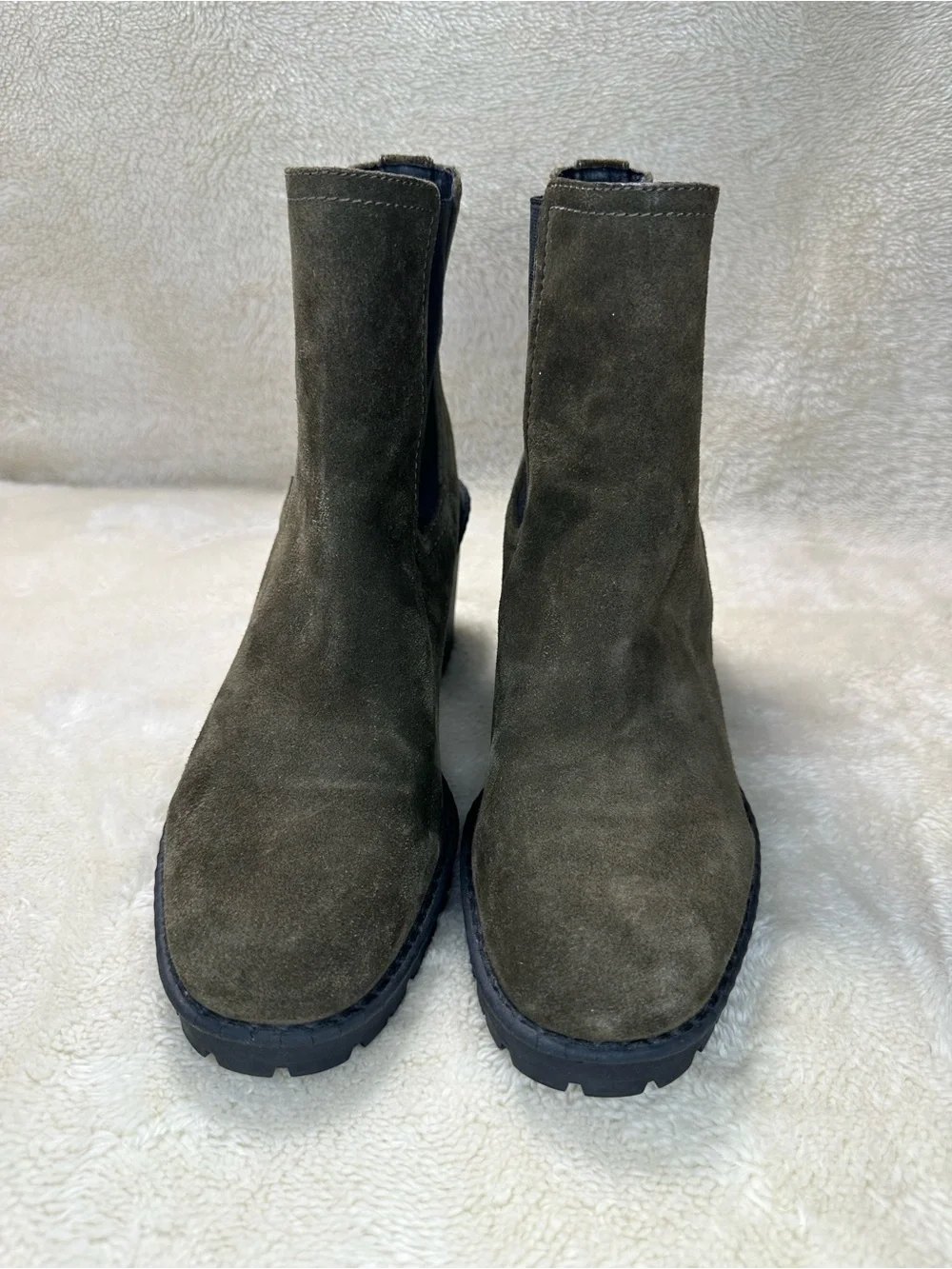 Vince Henderson weatherproof suede Chelsea boots in a dark olive green Size 9.5